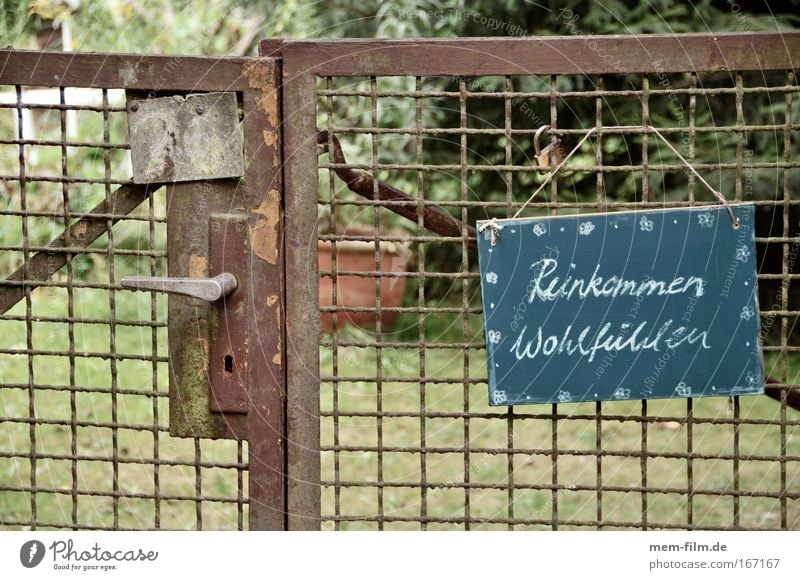 Reinkommen Wohlfühlen Wohlgefühl Tor Garten Schrebergarten Loggia Willkommen Rost Griff gastfreundlisch Gast Schilder & Markierungen Tafel Kreide Startseite