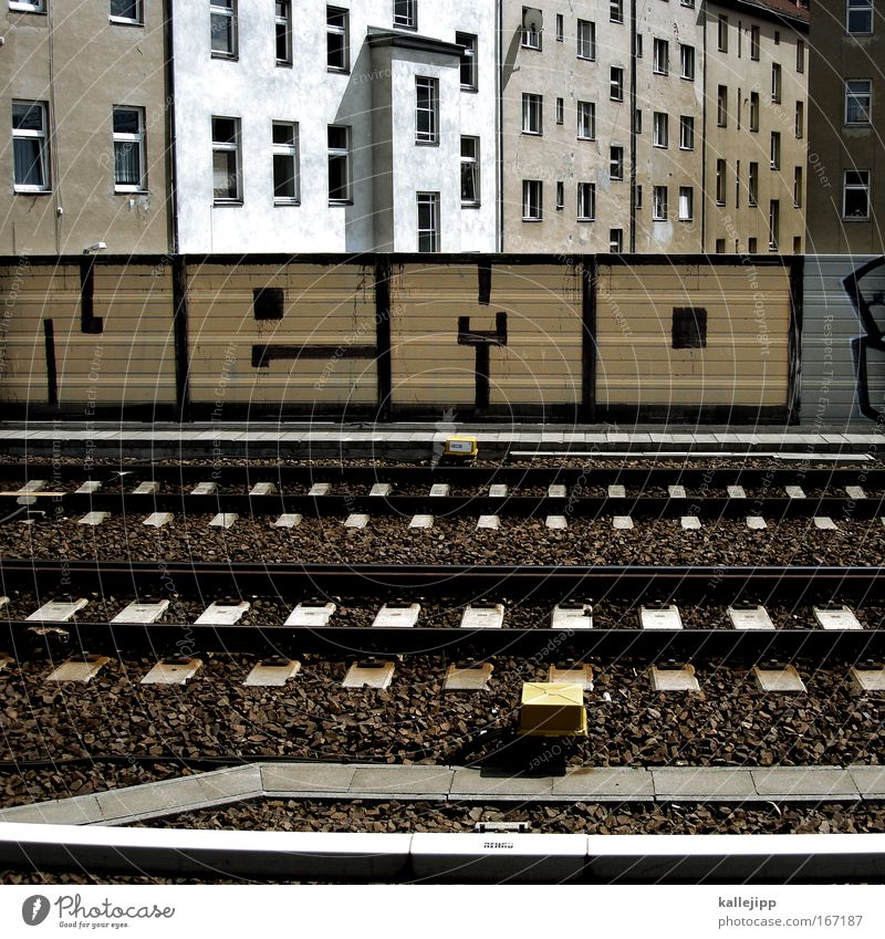 20.000 miles Stadt Hauptstadt bevölkert überbevölkert Menschenleer Haus Bahnhof Brücke Gebäude Architektur Mauer Wand Fassade Fenster Dach Dachrinne Verkehr