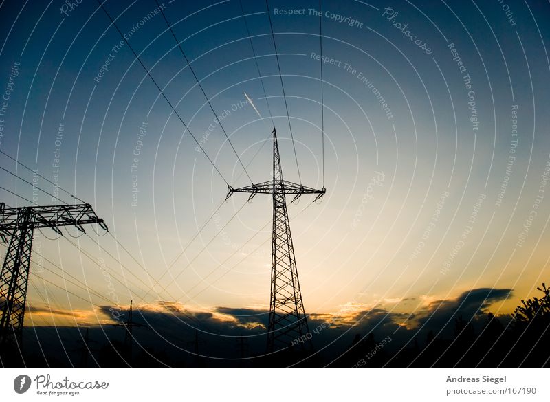 Wolkenbild Farbfoto Außenaufnahme Menschenleer Abend Dämmerung Licht Kontrast Sonnenlicht Sonnenstrahlen Sonnenaufgang Sonnenuntergang Energiewirtschaft