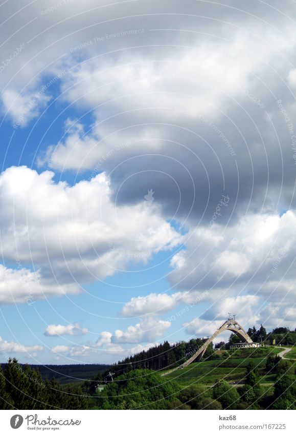 Winterberg Schanze Skier springen fliegen Luftverkehr Skierspitze Ferne hoch Wolken Himmel Abfahrtsrennen abwärts Mut Angst gefährlich Risiko Sport Sauerland