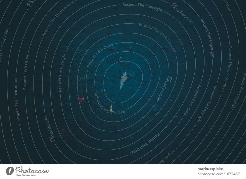 regentropfen starkregen Häusliches Leben Wohnung Haus Umwelt schlechtes Wetter Unwetter Sturm Regen Stadtzentrum Menschenleer Verkehr Verkehrsmittel