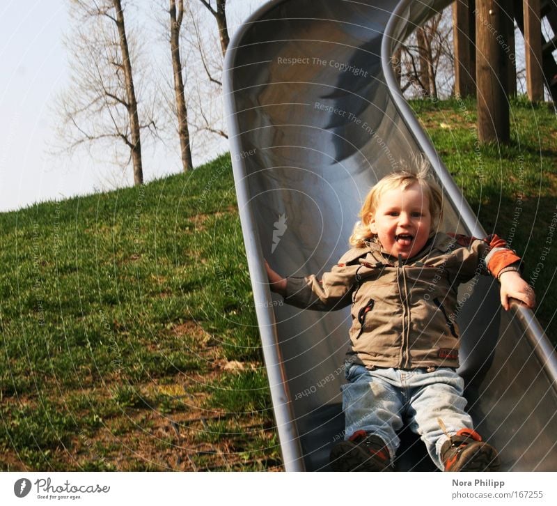 Ruuuuutschen Farbfoto Außenaufnahme Textfreiraum links Tag Zentralperspektive Blick in die Kamera Spielen Kinderspiel Kindergarten Mensch maskulin Kleinkind