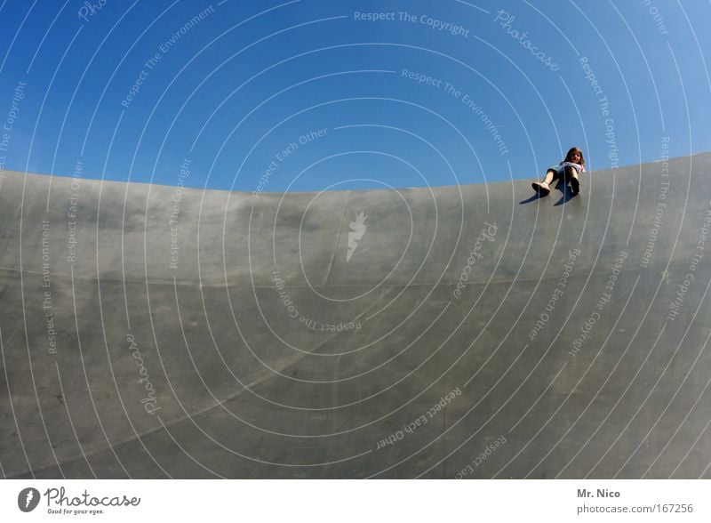 high Außenaufnahme Sonnenbad Klettern Bergsteigen Halfpipe Mädchen Kindheit Wolkenloser Himmel Hochsitz Bauwerk Architektur Metall hängen hocken liegen sitzen