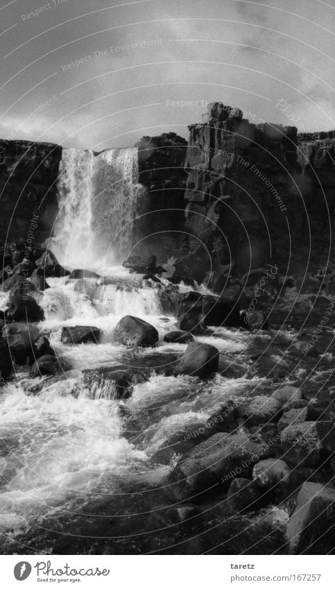 Mittendrin Ferien & Urlaub & Reisen Urelemente Wasser Felsen Wasserfall nass wild Island Thingvellir Weltkulturerbe Schwarzweißfoto Außenaufnahme Menschenleer