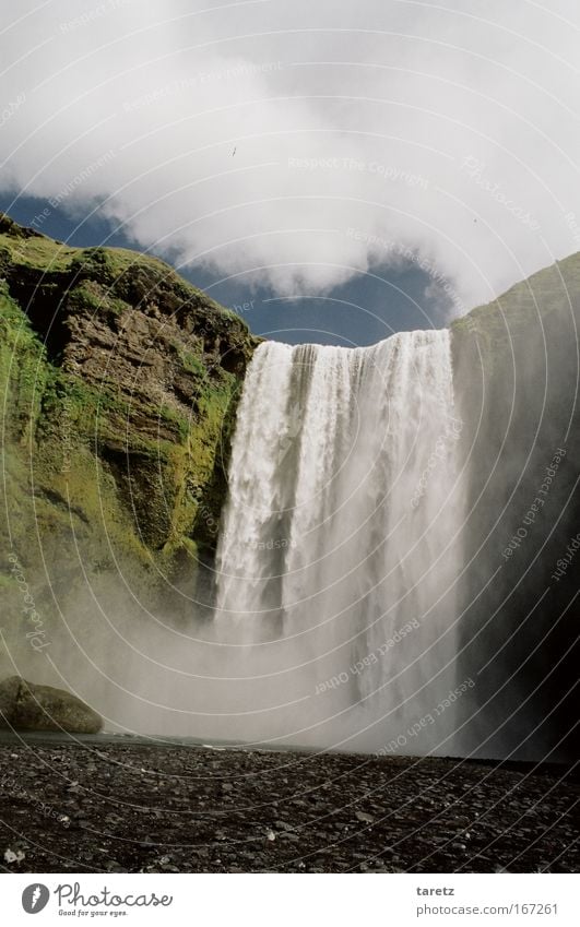 ganz schön hoch Natur Wasser Wasserfall Skógafoss außergewöhnlich groß Island Farbfoto Außenaufnahme Menschenleer Tag Totale Felsen Wolken