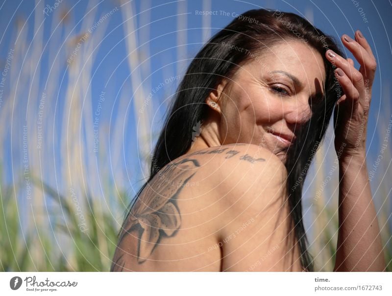 Im Schilf feminin 1 Mensch Schönes Wetter Schilfrohr Flussufer Strand Tattoo schwarzhaarig langhaarig beobachten Erholung Lächeln Blick warten schön Gefühle