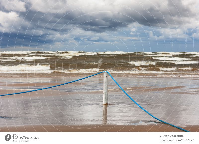 Blaues Seil auf einem Pfosten auf weißem sandigem Strand der Ostsee Ferien & Urlaub & Reisen Sonne Meer Natur Landschaft Sand Himmel Wolken Wetter Unwetter