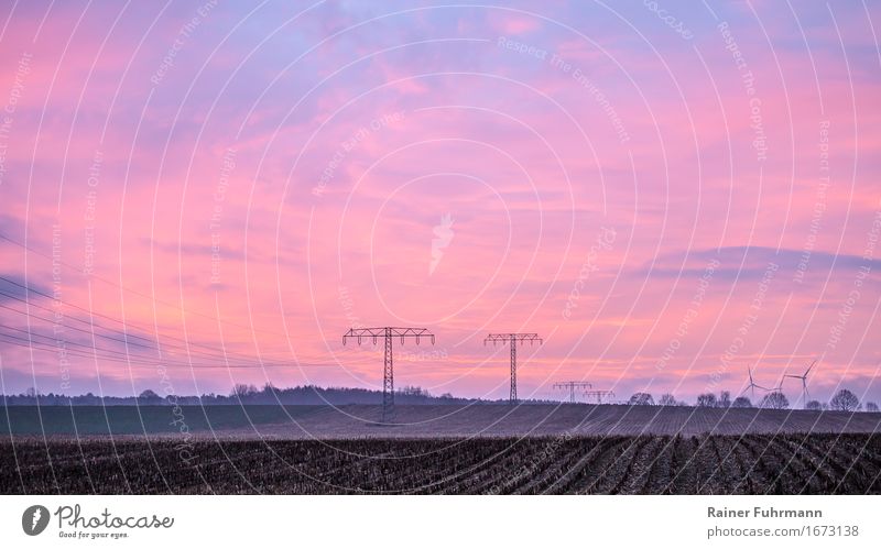 vor Sonnenaufgang in schlichter Brandenburger Landschaft Erde Luft Himmel Feld "Felder Windräder Masten Überlandleitungen Elektrotrasse" Energie Horizont Umwelt