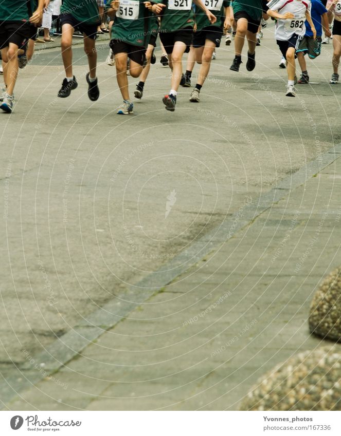 Endspurt Farbfoto Tag Schatten Gesundheit Freizeit & Hobby Sport Sportler Sportmannschaft Sportveranstaltung Erfolg Joggen Team Mensch Jugendliche Beine Fuß