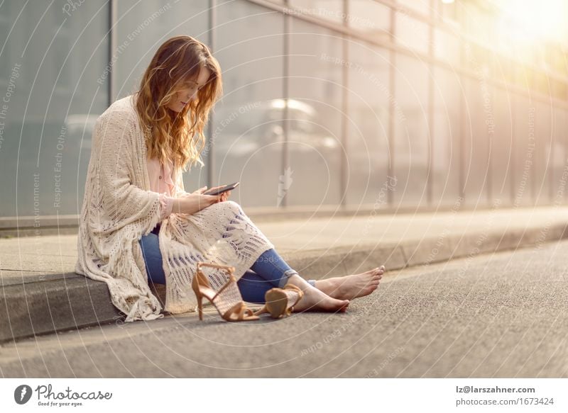 Modische junge Frau Frau mit Handy Lifestyle schön Gesicht Erholung lesen sprechen Telefon PDA Erwachsene Straße Damenschuhe Behaarung sitzen Telefongespräch