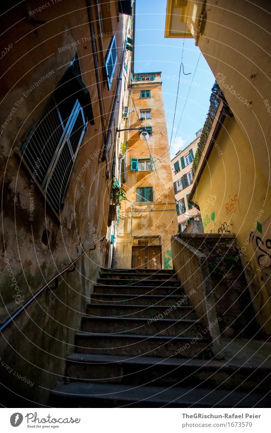 Genua_Streets Stadt Stadtzentrum Altstadt Haus blau braun gelb gold grau orange weiß Treppe Fenster Fensterladen Italien Städtereise Farbfoto Außenaufnahme