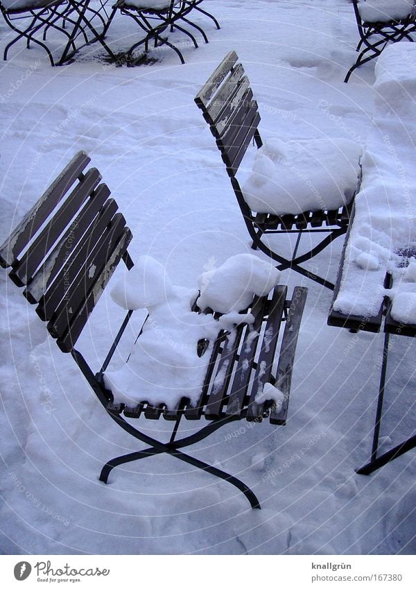 Biergarten im Tiefschlaf Farbfoto Gedeckte Farben Außenaufnahme Menschenleer Tag ausgehen kalt braun weiß Vorfreude Erwartung warten Schneedecke Winter