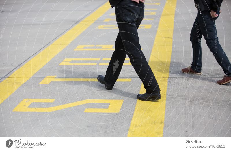 überschreiten Luftverkehr 2 Mensch Flugzeug Flugplatz Beton Schriftzeichen Schilder & Markierungen Linie gehen laufen Überschreitung Grenze Grenzüberschreitung