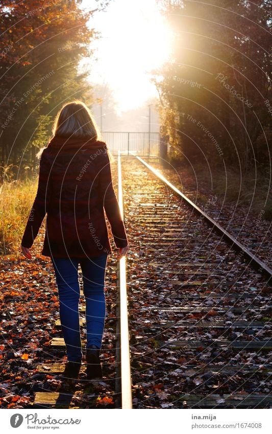 junge Frau geht neben den Schienen dem Sonnenuntergang entgegen Mensch feminin Junge Frau Jugendliche Erwachsene Leben 1 Umwelt Natur Landschaft Sonnenaufgang