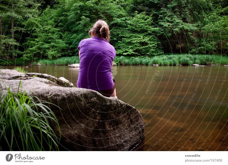 I'm so lonely Farbfoto Außenaufnahme Textfreiraum rechts Textfreiraum unten Tag Schatten Kontrast Langzeitbelichtung Bewegungsunschärfe Starke Tiefenschärfe