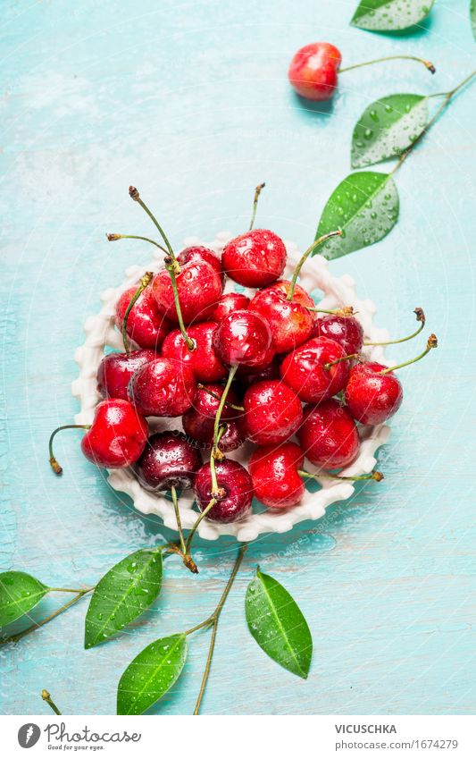 Reife Süßkirsche mit Blättern in weißen Schüssel Lebensmittel Frucht Dessert Ernährung Bioprodukte Vegetarische Ernährung Schalen & Schüsseln Stil Design