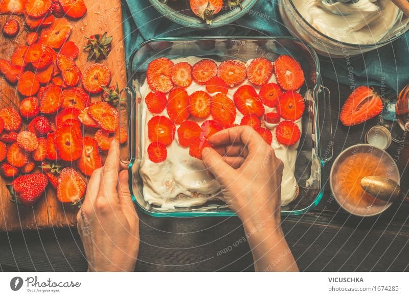 Weibliche Hände legen Erdbeeren auf dem Kuchen Lebensmittel Frucht Dessert Süßwaren Ernährung Italienische Küche Kaffee Espresso Alkohol Geschirr Teller