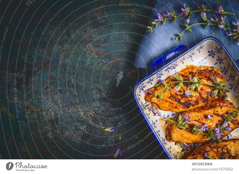 Hähnchenbrust in Auflaufform mit frischen Kräutern Lebensmittel Fleisch Kräuter & Gewürze Ernährung Mittagessen Abendessen Festessen Bioprodukte