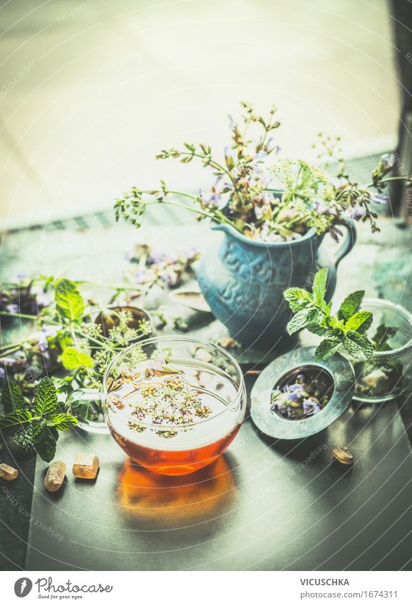 Tasse mit Kräutertee auf dem Terrasse- oder Gartentisch Lebensmittel Kräuter & Gewürze Bioprodukte Vegetarische Ernährung Diät Getränk Heißgetränk Tee Flasche