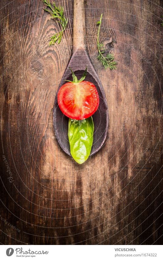 Hälfte von Tomate und Basilikumblatt in Kochlöffel Lebensmittel Gemüse Kräuter & Gewürze Ernährung Italienische Küche Löffel Stil Design Gesunde Ernährung Tisch