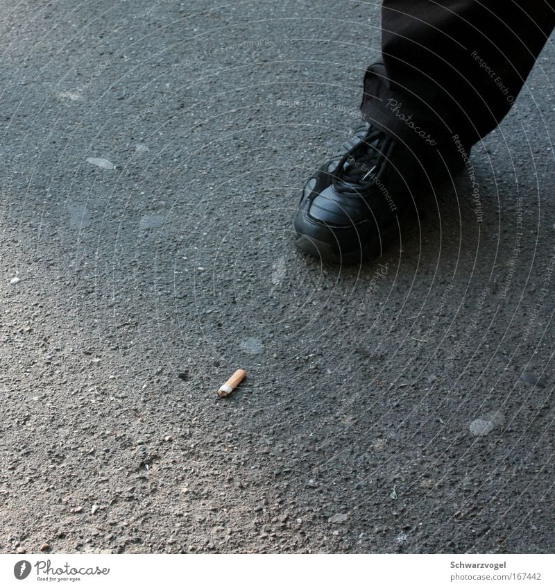 Stampede Farbfoto Gedeckte Farben Außenaufnahme Textfreiraum links Textfreiraum unten Rauchen Bildung maskulin Beine 1 Mensch Jeanshose Schuhe stehen grau