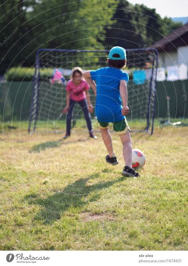 Kinder spielen Fußball, Junge, Mädchen, Tor Sport Mensch maskulin feminin Geschwister Bruder Schwester Kindheit Leben 2 3-8 Jahre 8-13 Jahre laufen Spielen