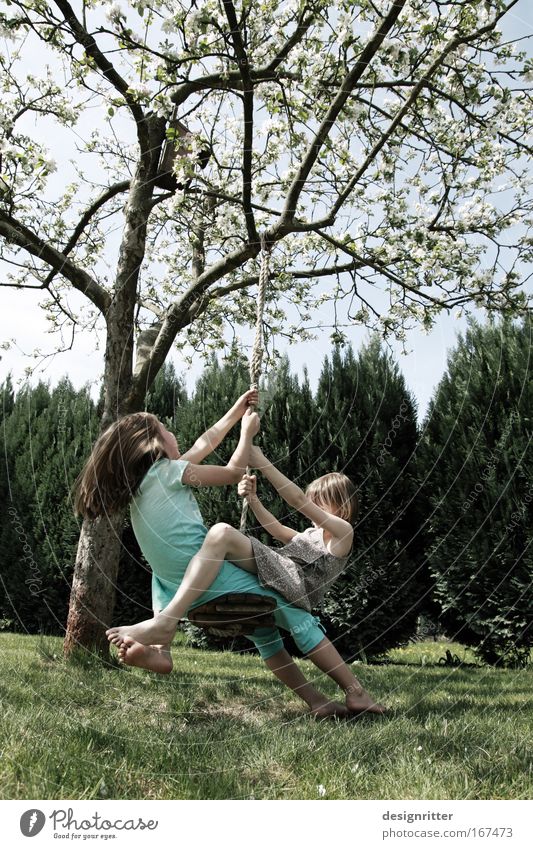 Beste Freundinnen Farbfoto Gedeckte Farben Außenaufnahme Tag Starke Tiefenschärfe Froschperspektive Weitwinkel Wegsehen Spielen Kinderspiel Garten Mädchen