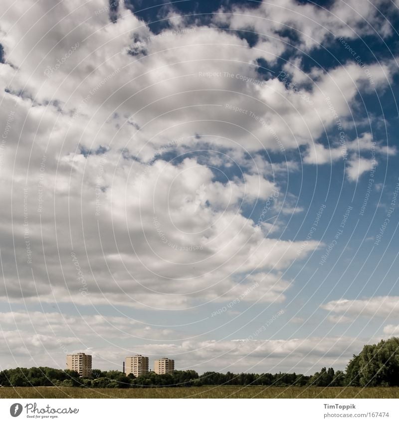 Die drei Türme Außenaufnahme Weitwinkel Umwelt Natur Landschaft Himmel Wolken Wiese Feld Wald Stadt Stadtrand Haus Hochhaus Bauwerk Gebäude Ferne trist Vorstadt