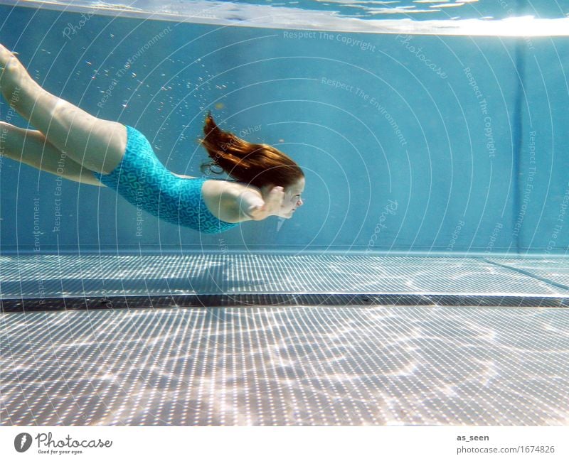 Into the blue elegant schön Wellness Leben harmonisch Sinnesorgane Schwimmbad Schwimmen & Baden Sommerurlaub Jugendliche 1 Mensch Wasser Klima Schönes Wetter