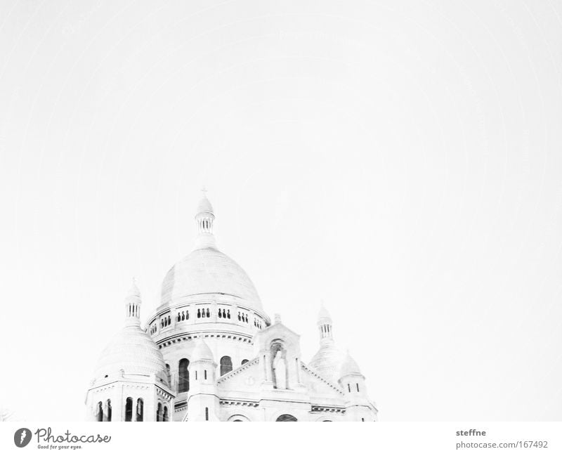 l'eglise blanche Schwarzweißfoto Außenaufnahme Experiment Textfreiraum rechts Textfreiraum oben Hintergrund neutral Licht Silhouette Froschperspektive Paris