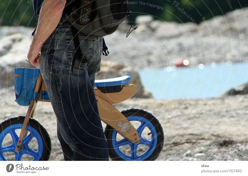 Isar-Rider Farbfoto Außenaufnahme Tag Sonnenlicht Zentralperspektive Mensch maskulin Kind Kindheit Arme Gesäß Beine 1 1-3 Jahre Kleinkind Natur Landschaft Erde