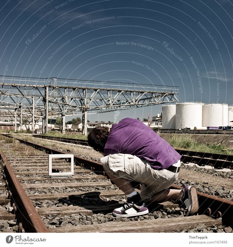 [PC-Usertreff Ffm]: To shoot a screen Außenaufnahme Mensch maskulin Junger Mann Jugendliche 1 18-30 Jahre Erwachsene Industrieanlage Fabrik