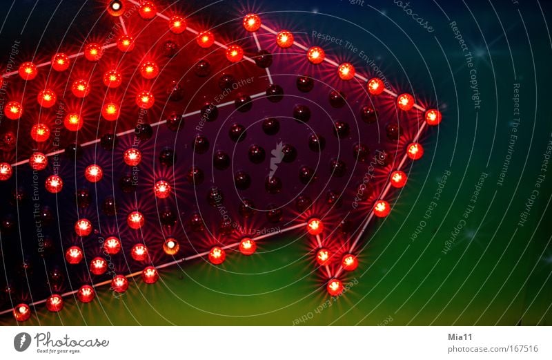 Ein Zeichen Farbfoto Außenaufnahme Detailaufnahme Textfreiraum rechts Abend Nacht Licht Lichterscheinung Zentralperspektive Lichtpunkt Pfeil Richtung