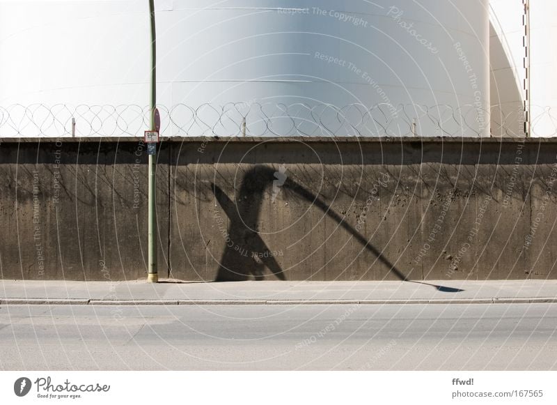 [PC-Usertreff Ffm]: Burnout Farbfoto Gedeckte Farben Außenaufnahme Tag Schatten Zentralperspektive Stadtrand Menschenleer Bauwerk Architektur Mauer Wand Straße