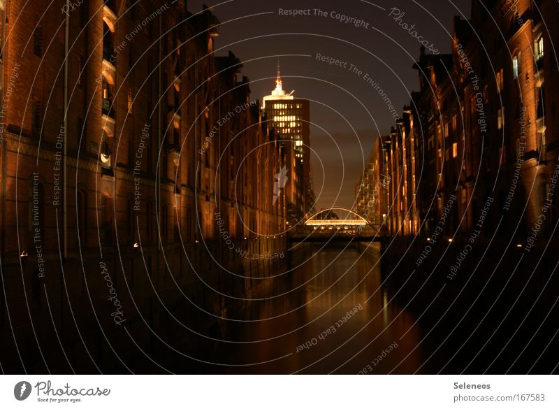 Speicherstadt Außenaufnahme Menschenleer Nacht Kunstlicht Langzeitbelichtung Hamburg Hafenstadt Brücke Bauwerk Gebäude Dachboden Fassade Fenster