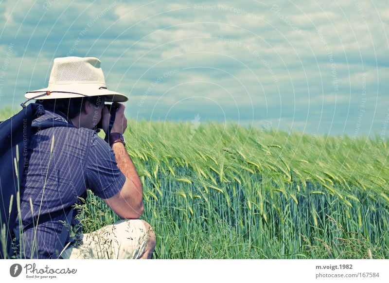 Der Fotograf Farbfoto Außenaufnahme Textfreiraum rechts Tag Oberkörper Halbprofil Fotografieren maskulin Mann Erwachsene 1 Mensch Natur Tier Himmel Wolken