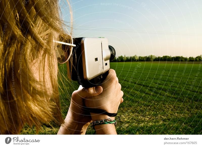 Prinzessin mit Super 8 Farbfoto Außenaufnahme Nahaufnahme Textfreiraum rechts Textfreiraum oben Tag Dämmerung Blitzlichtaufnahme Schwache Tiefenschärfe