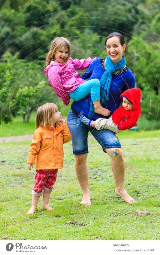 Alle Hände voll zu tun... (2) Lifestyle Kindererziehung Kindergarten Beruf Mutter Kindergärtnerin Mensch maskulin feminin Baby Kleinkind Mädchen Junge