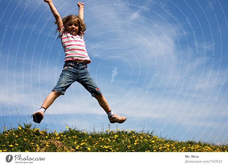 X Außenaufnahme wandern Mädchen Natur Himmel Schönes Wetter Gras Wiese Hügel T-Shirt Bewegung Spielen springen Freude Fröhlichkeit Lebensfreude Frühlingsgefühle