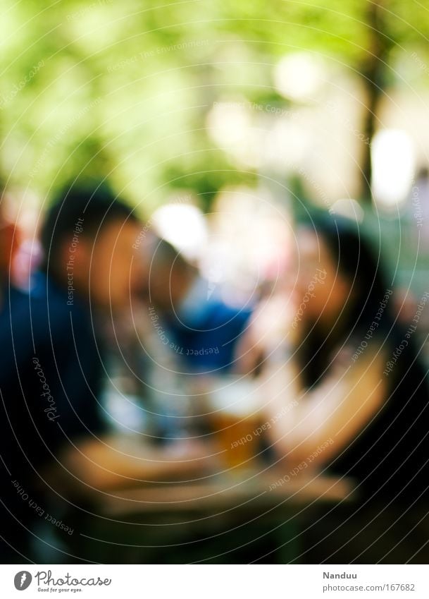 Biergarten Farbfoto mehrfarbig Außenaufnahme Experiment Textfreiraum oben Unschärfe Wohlgefühl Zufriedenheit Restaurant Mensch maskulin Paar Partner Erwachsene