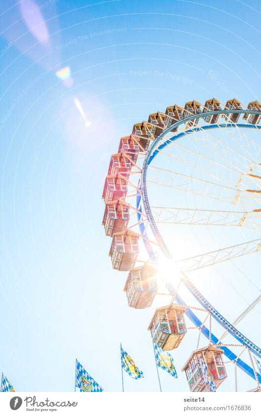 Oktoberfest. Riesenrad, blauer Himmel. Volksfest. Sonnenlicht Hintergrundbild Blendenfleck Bayern Deutschland Freiheit Freizeit & Hobby Glück Fahrgeschäfte