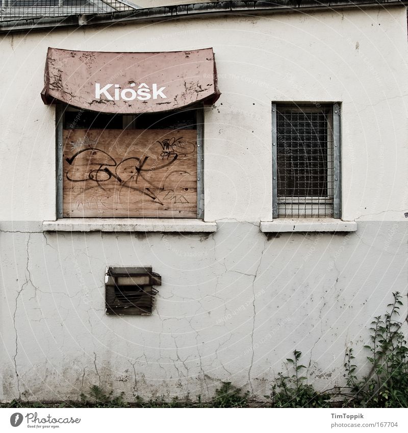 Kiôsk Außenaufnahme Zentralperspektive Stadtrand Haus Industrieanlage Mauer Wand Fassade Fenster Dachrinne trist Verfall Vergänglichkeit Kiosk Buden u. Stände