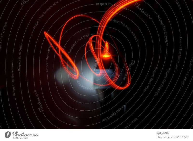Lichtgestalt Farbfoto Innenaufnahme Experiment Nacht Kunstlicht Lichterscheinung Low Key Unschärfe Totale Blick in die Kamera Blick nach vorn