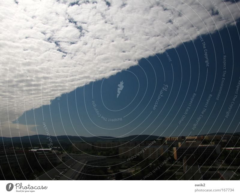 Wolkenfront Farbfoto Gedeckte Farben Außenaufnahme Menschenleer Textfreiraum rechts Textfreiraum unten Tag Schatten Kontrast Sonnenlicht Panorama (Aussicht)