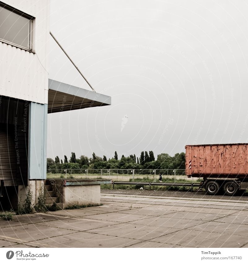 Warenumschlagplatz #2 Außenaufnahme Stadtrand Industrieanlage Fabrik Bauwerk Gebäude Industrielandschaft Industriegelände Industriefotografie Mauer Wand Verkehr