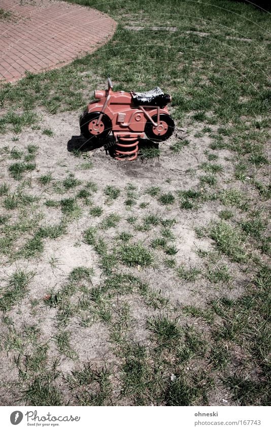 Mopped fahr´n! Gedeckte Farben Textfreiraum unten Textfreiraum Mitte Freude Kinderspiel Motorsport Rennbahn Getriebe Motorrad fahren schaukeln Spielen alt