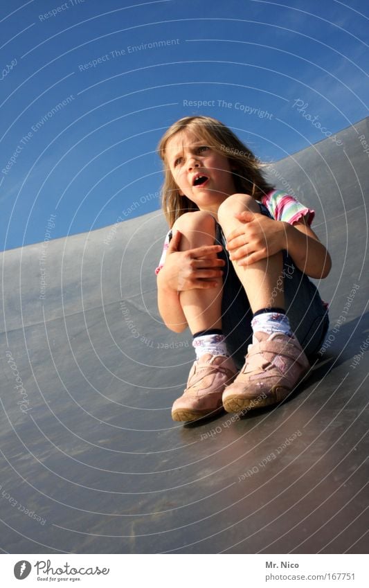 runabout Außenaufnahme Mädchen Haut Mund Hand Finger Beine Wolkenloser Himmel Schönes Wetter Turnschuh blond schreien Freude Fröhlichkeit Mut Bewegung