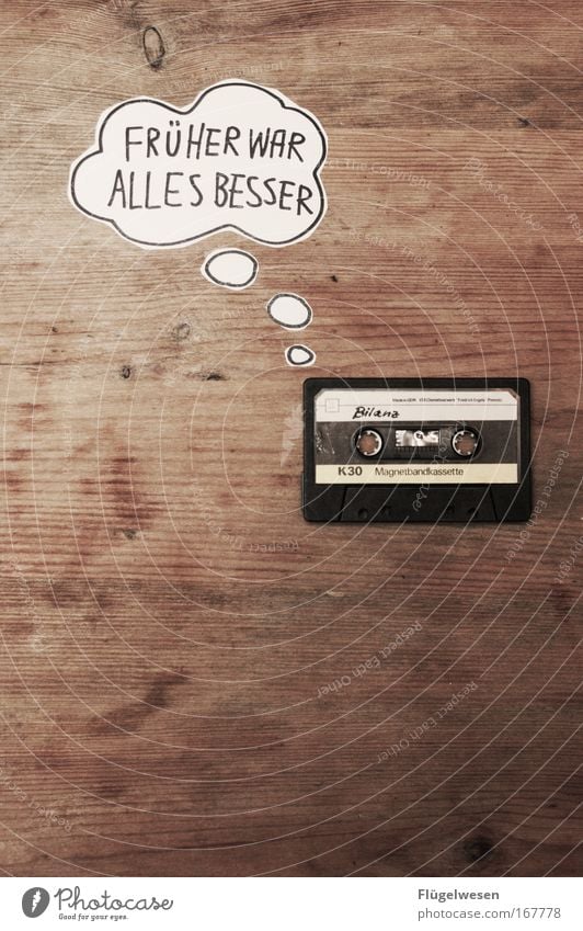 Bilanz: Also damals war irgendwie alles so total besser! Farbfoto Innenaufnahme Textfreiraum unten Musik hören case Musikkassette Kassette cassette früher