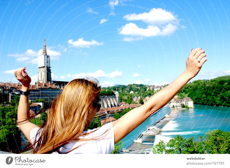 Grenzenlose Freiheit Sommer Junge Frau Jugendliche Erwachsene Hand 1 Mensch 18-30 Jahre Schönes Wetter T-Shirt langhaarig Blick Fröhlichkeit frisch Glück