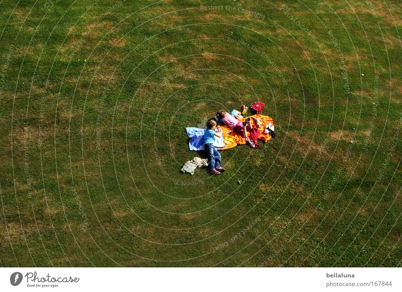 Picknick Mensch Kind Mädchen Familie & Verwandtschaft Freundschaft Kindheit 2 3-8 Jahre Umwelt Natur Landschaft Pflanze Tier Sonne Frühling Gras Freude Glück